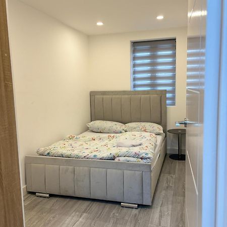 Newly Build 2Br Property With Free Parking High Wycombe Buitenkant foto