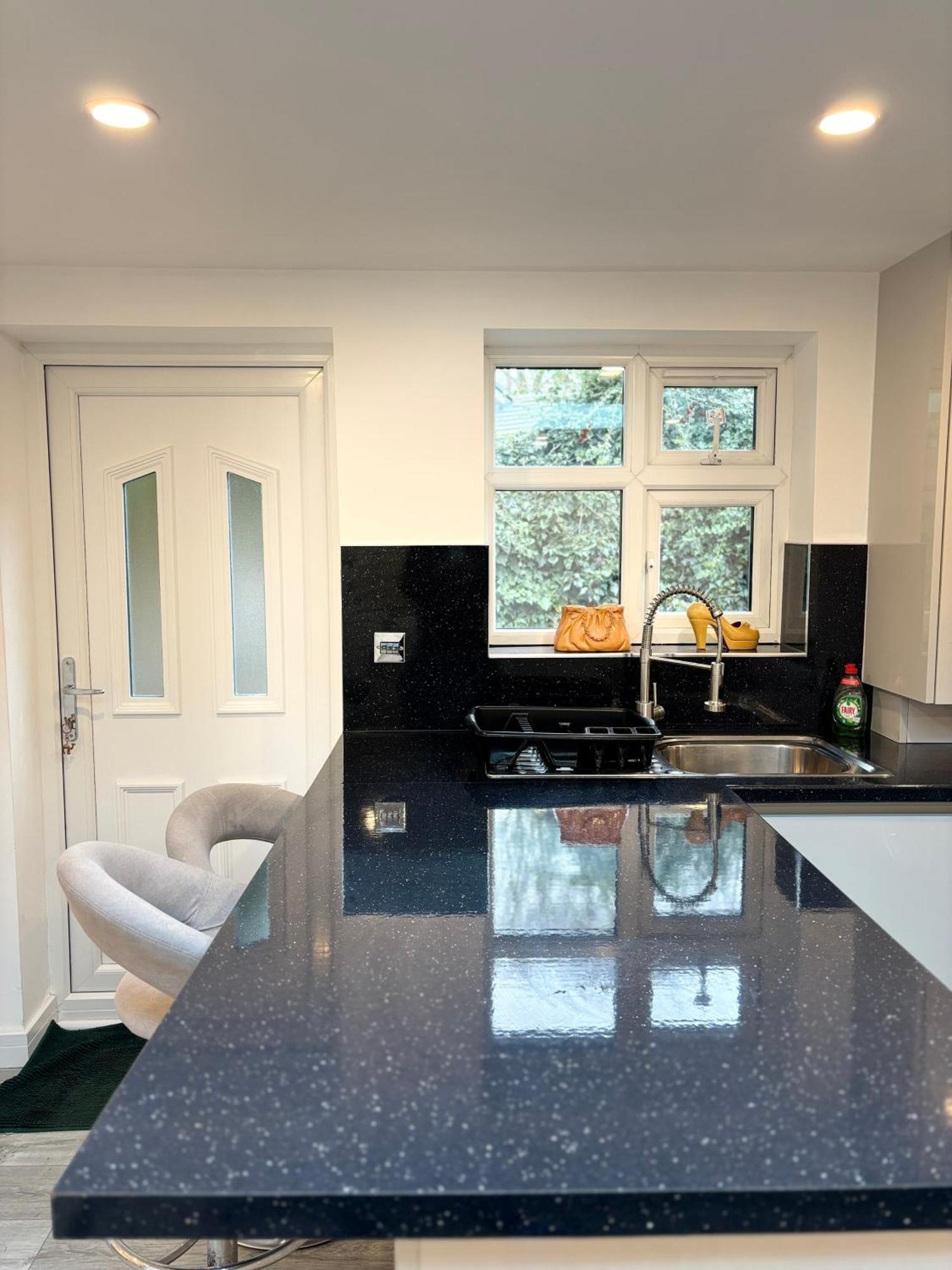 Newly Build 2Br Property With Free Parking High Wycombe Buitenkant foto